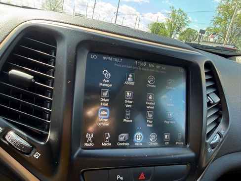 Used 2018 Jeep Cherokee Limited w/ Luxury Group AWD/4WD image 16