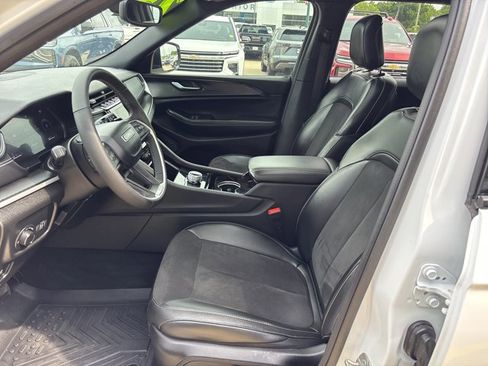 Used 2023 Jeep Grand Cherokee Altitude AWD/4WD image 12