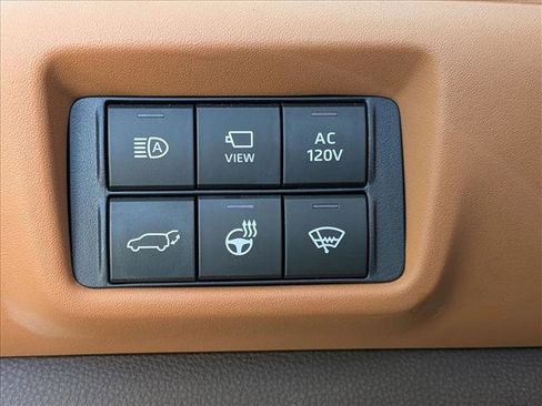 Used 2021 Toyota Highlander Platinum image 11