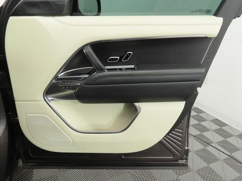 Used 2022 Land Rover Range Rover SE image 25