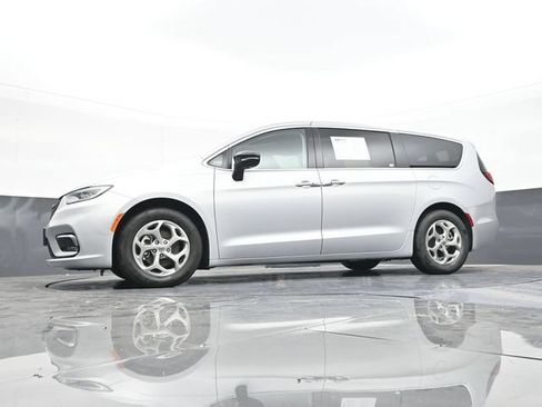 Used 2024 Chrysler Pacifica Limited FWD image 54