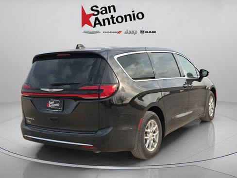 New 2026 Chrysler Pacifica Select image 8