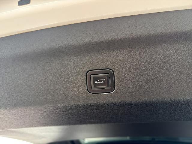 Used 2023 GMC Yukon XL SLT AWD/4WD image 13