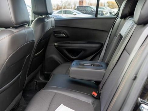 Used 2022 Chevrolet Trax LT w/ LT Convenience Package image 12