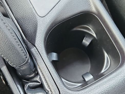 Used 2018 Toyota RAV4 LE FWD image 28