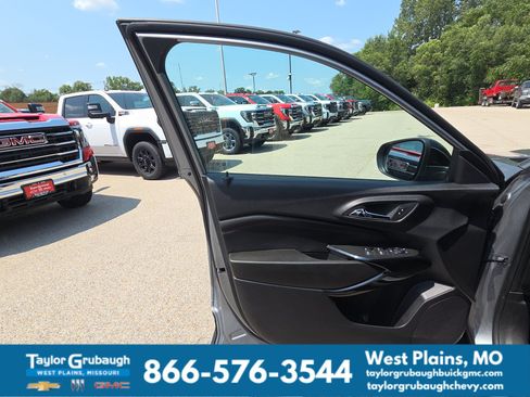 Used 2025 Chevrolet Trax RS FWD image 12