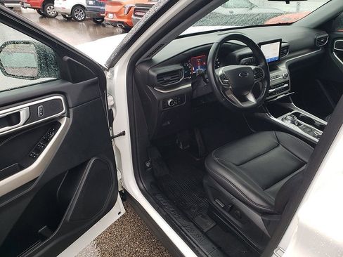 Certified 2022 Ford Explorer XLT w/ Equipment Group 202A image 9