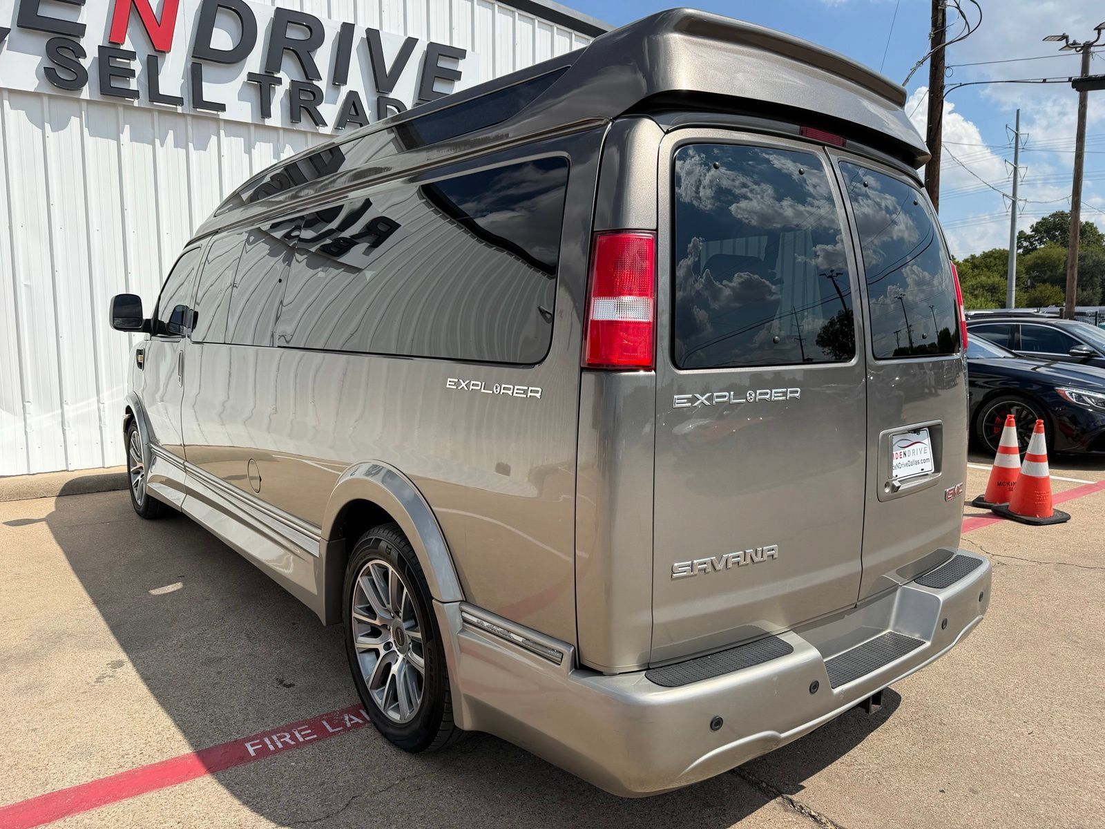 Used 2020 GMC Savana 2500 Extended w/ Enhanced Convenience Package RWD image 4