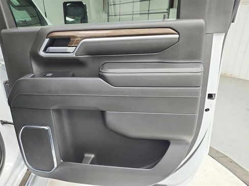 Used 2025 Chevrolet Silverado 2500 LT image 39