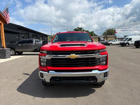 Used 2024 Chevrolet Silverado 2500 LT AWD/4WD image 2