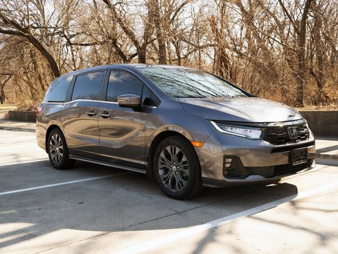 Used 2025 Honda Odyssey Touring image 2