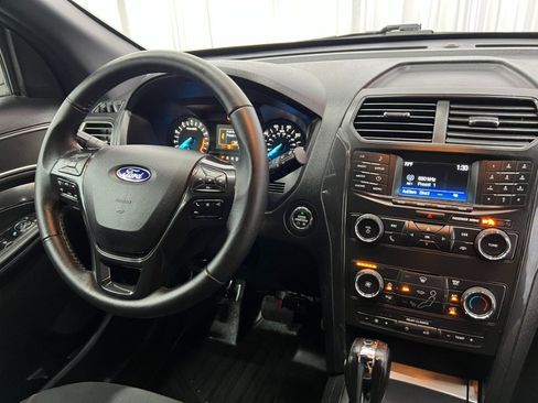 Used 2018 Ford Explorer XLT AWD/4WD image 10