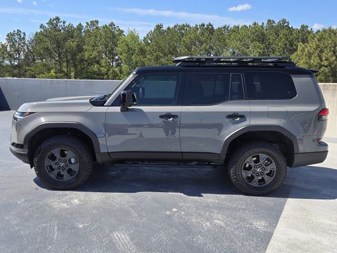Used 2025 Lexus GX 550 w/ Accessory Package (32) AWD/4WD image 2
