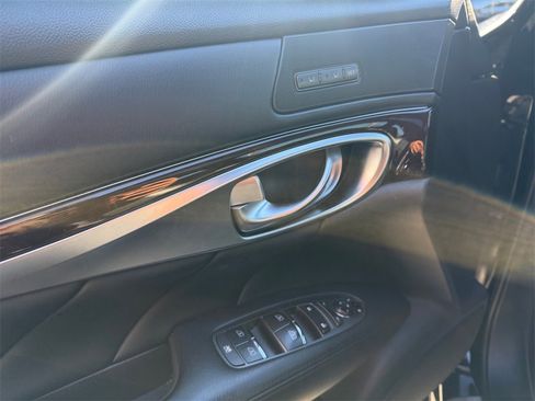 Used 2019 INFINITI Q70 Luxe w/ Sport Package image 25