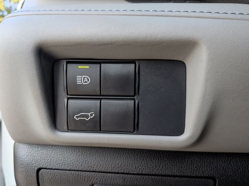 Used 2021 Toyota Highlander LE image 38