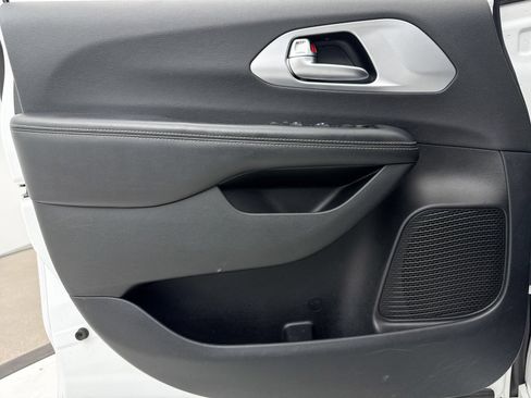Used 2018 Chrysler Pacifica Touring Plus w/ S Appearance Package FWD image 32