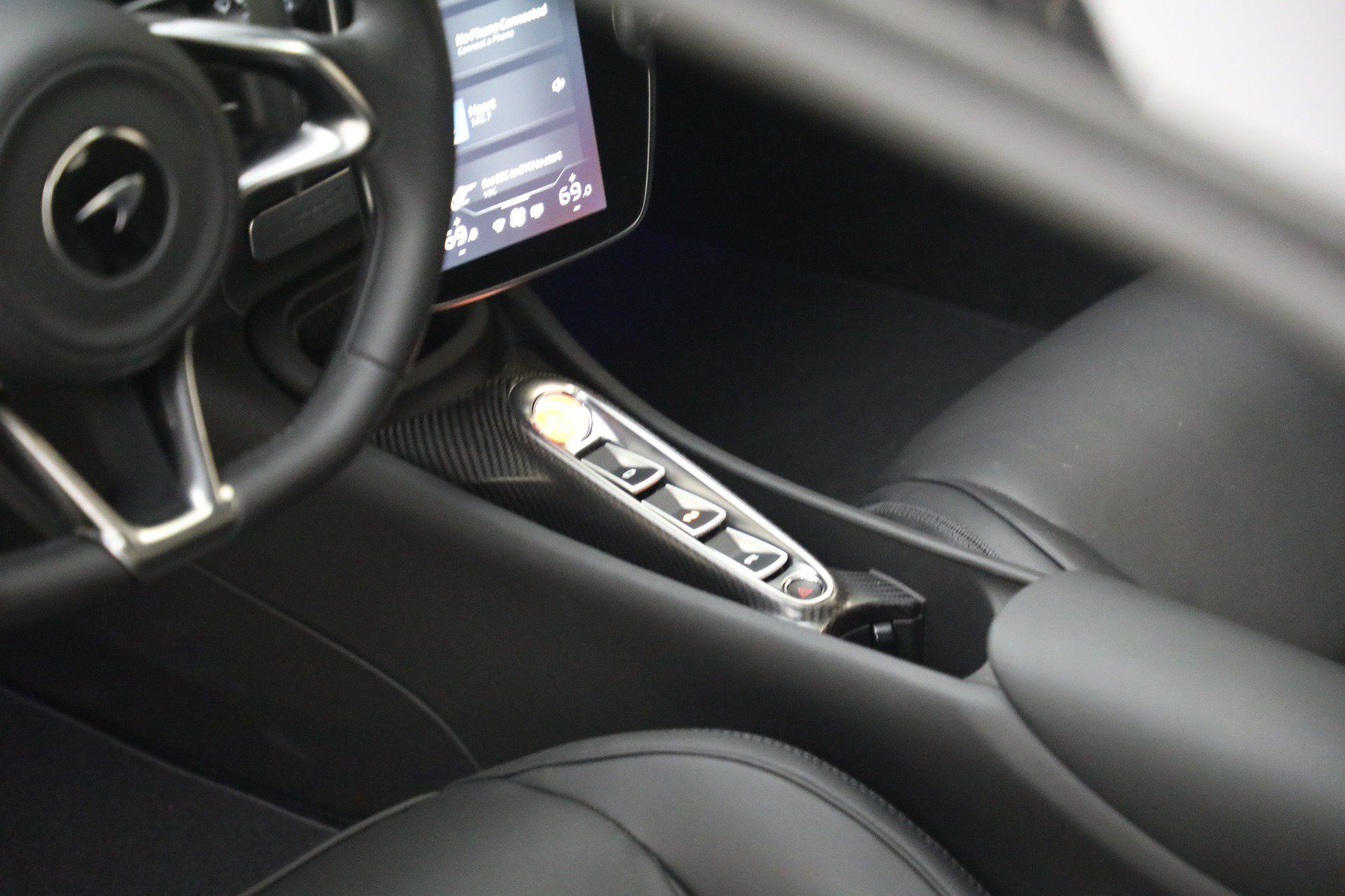 Used 2025 McLaren Artura RWD image 27