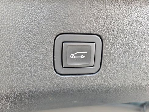 Used 2024 Chevrolet Suburban Premier image 32