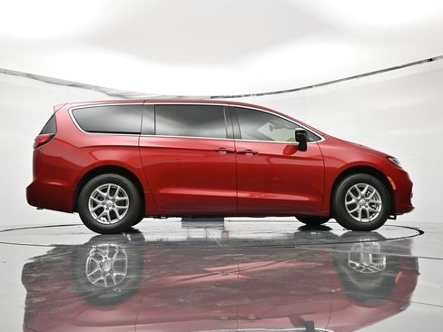 New 2026 Chrysler Pacifica Select image 37