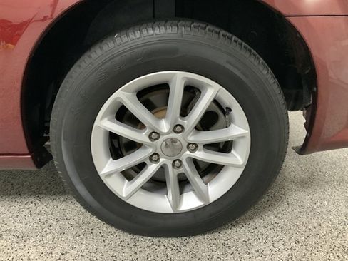 Used 2019 Dodge Grand Caravan SXT image 9