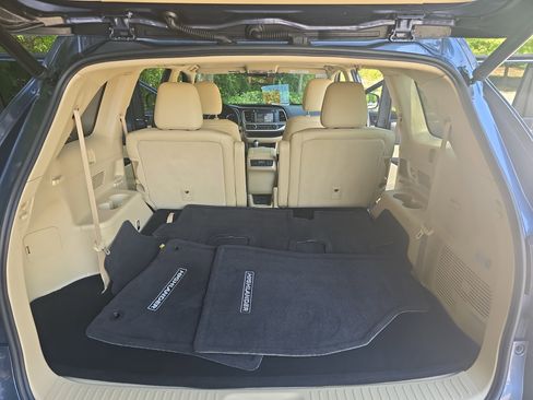 Used 2019 Toyota Highlander XLE FWD image 13