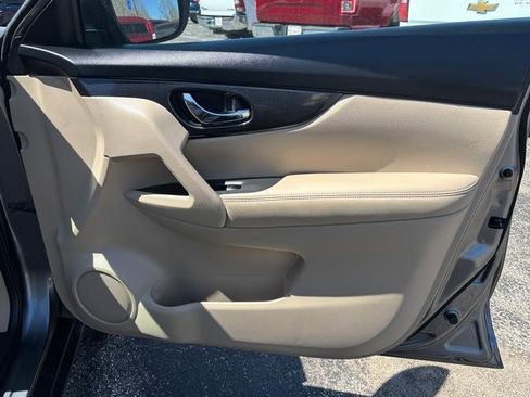 Used 2017 Nissan Rogue S w/ S Appearance Package FWD image 16