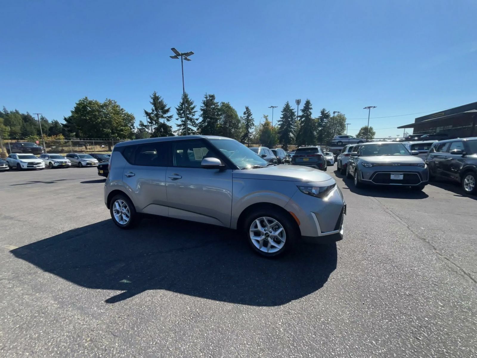 Used 2025 Kia Soul LX w/ LX Technology Package FWD image 2