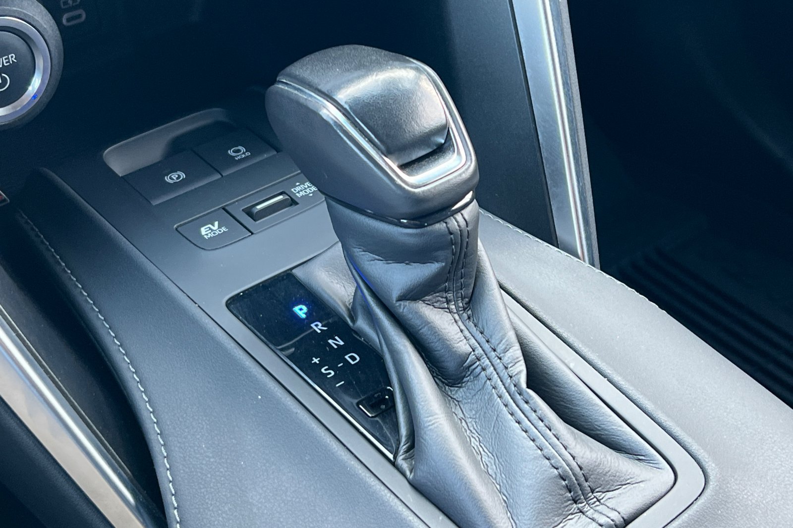 Certified 2024 Toyota Venza LE AWD/4WD image 21