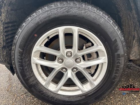 Used 2024 Jeep Grand Cherokee L Laredo image 11