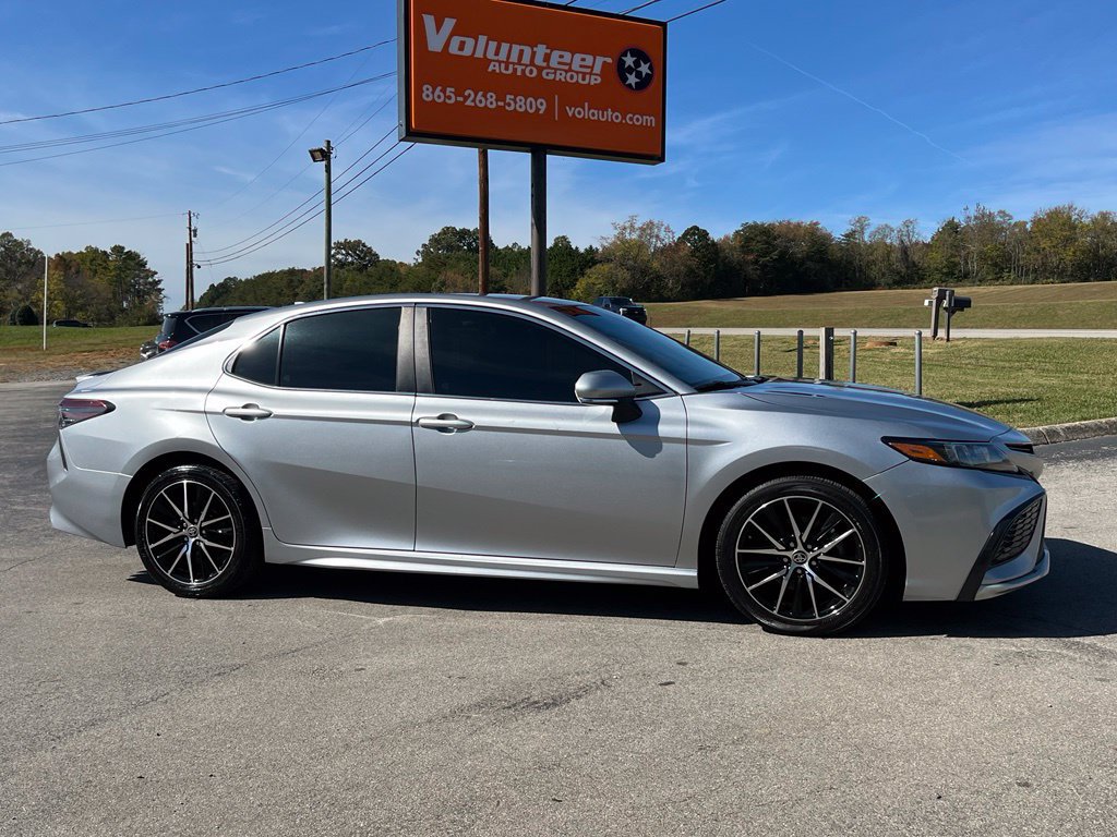Used 2022 Toyota Camry SE FWD image 1