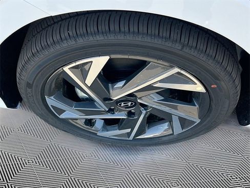 New 2025 Hyundai Elantra SEL image 29
