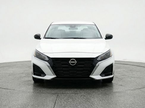 Used 2025 Nissan Altima 2.5 SV image 2