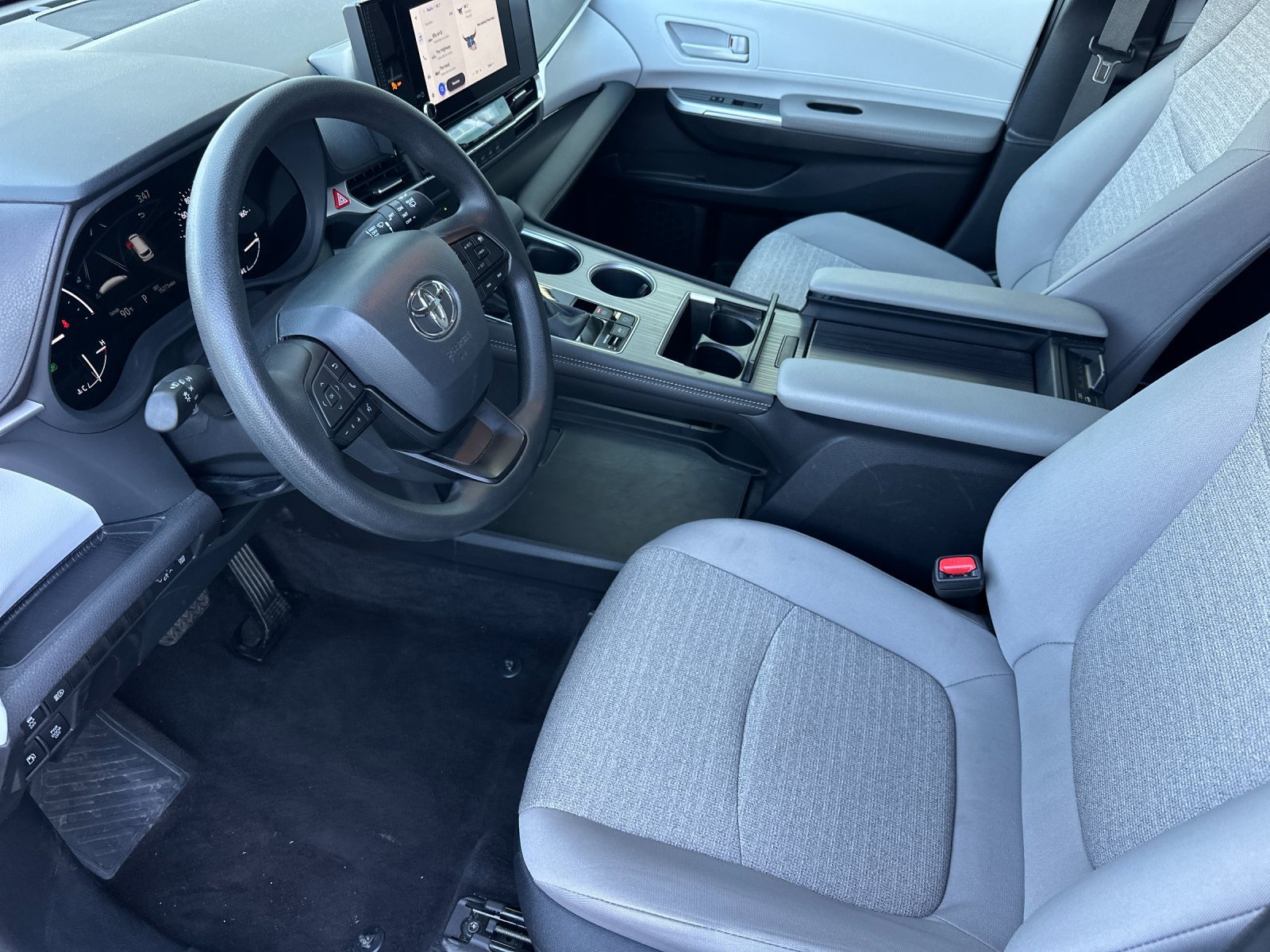 Used 2025 Toyota Sienna LE FWD image 9