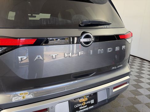 Used 2023 Nissan Pathfinder SL image 17