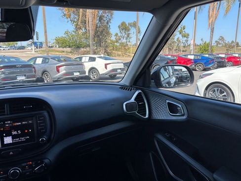 Used 2025 Kia Soul LX w/ LX Technology Package FWD image 33