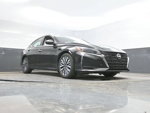 Used 2025 Nissan Altima 2.5 SV FWD image 41