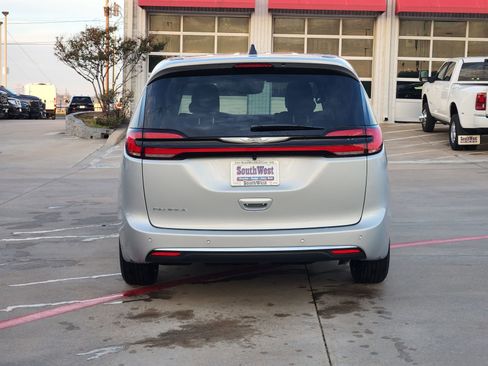 New 2026 Chrysler Pacifica Select image 8