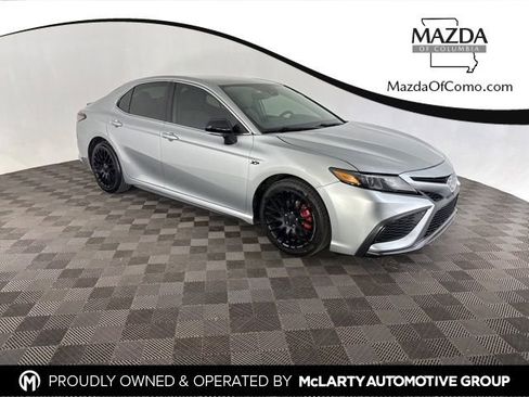 Used 2022 Toyota Camry SE image 1