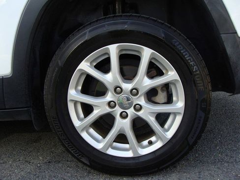 Used 2017 Jeep Cherokee Sport image 28