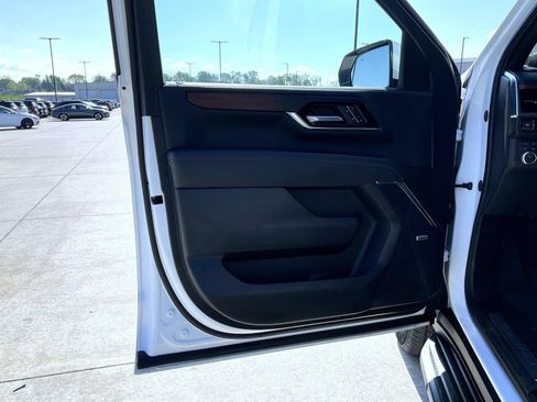 Used 2025 GMC Yukon XL Denali AWD/4WD image 9