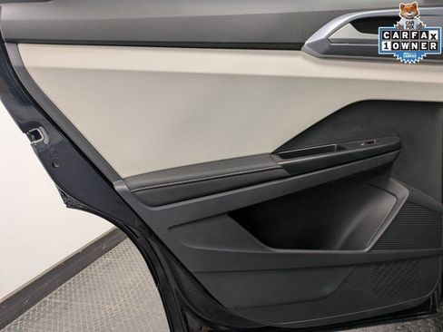 Used 2025 Volkswagen Taos SE w/ Panoramic Sunroof Package image 23