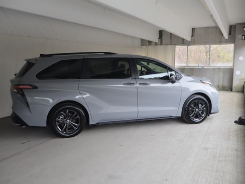 Used 2025 Toyota Sienna XSE w/ XSE Plus Package AWD/4WD image 6