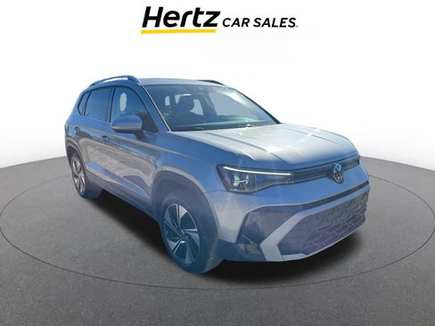 Used 2025 Volkswagen Taos SE image 1