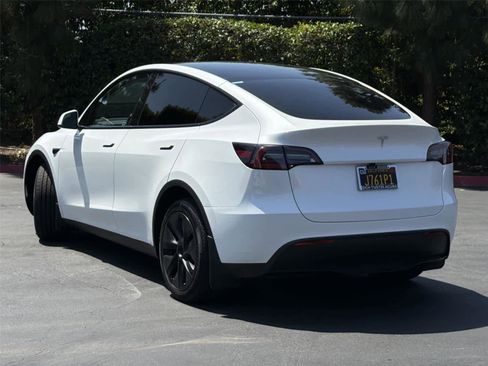 Used 2025 Tesla Model Y Long Range RWD image 5
