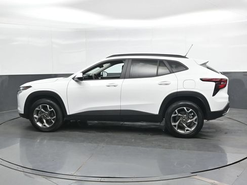 Used 2025 Chevrolet Trax LT FWD image 8