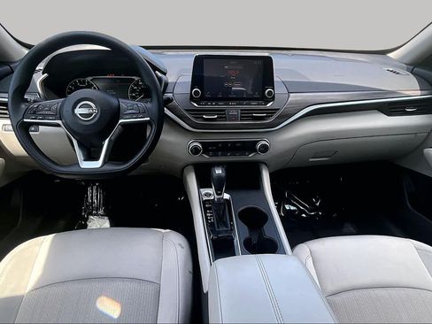 Used 2025 Nissan Altima 2.5 SV FWD image 16