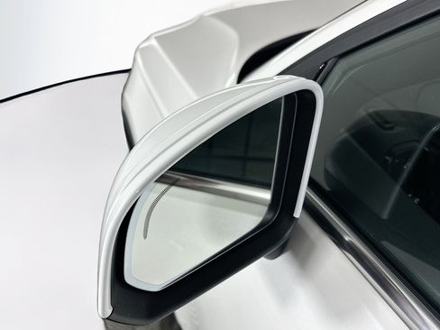 Used 2025 Volvo XC40 B5 Core image 16