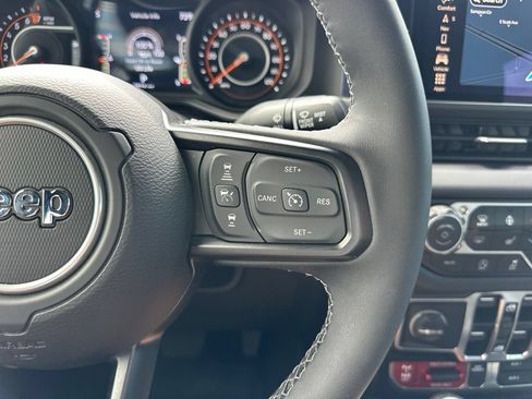 Used 2025 Jeep Gladiator Mojave AWD/4WD image 46