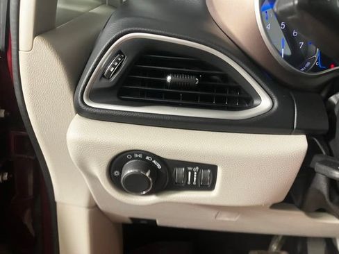 Used 2017 Chrysler Pacifica Touring FWD image 9