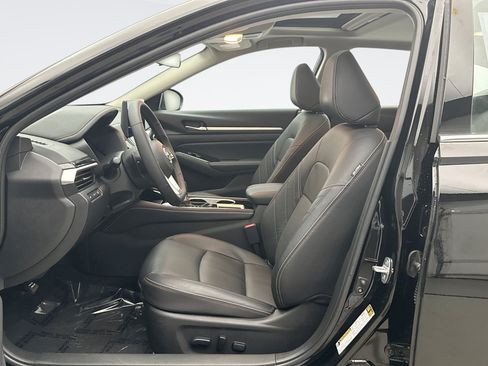 Used 2025 Nissan Altima 2.5 SR w/ SR Premium Package FWD image 11